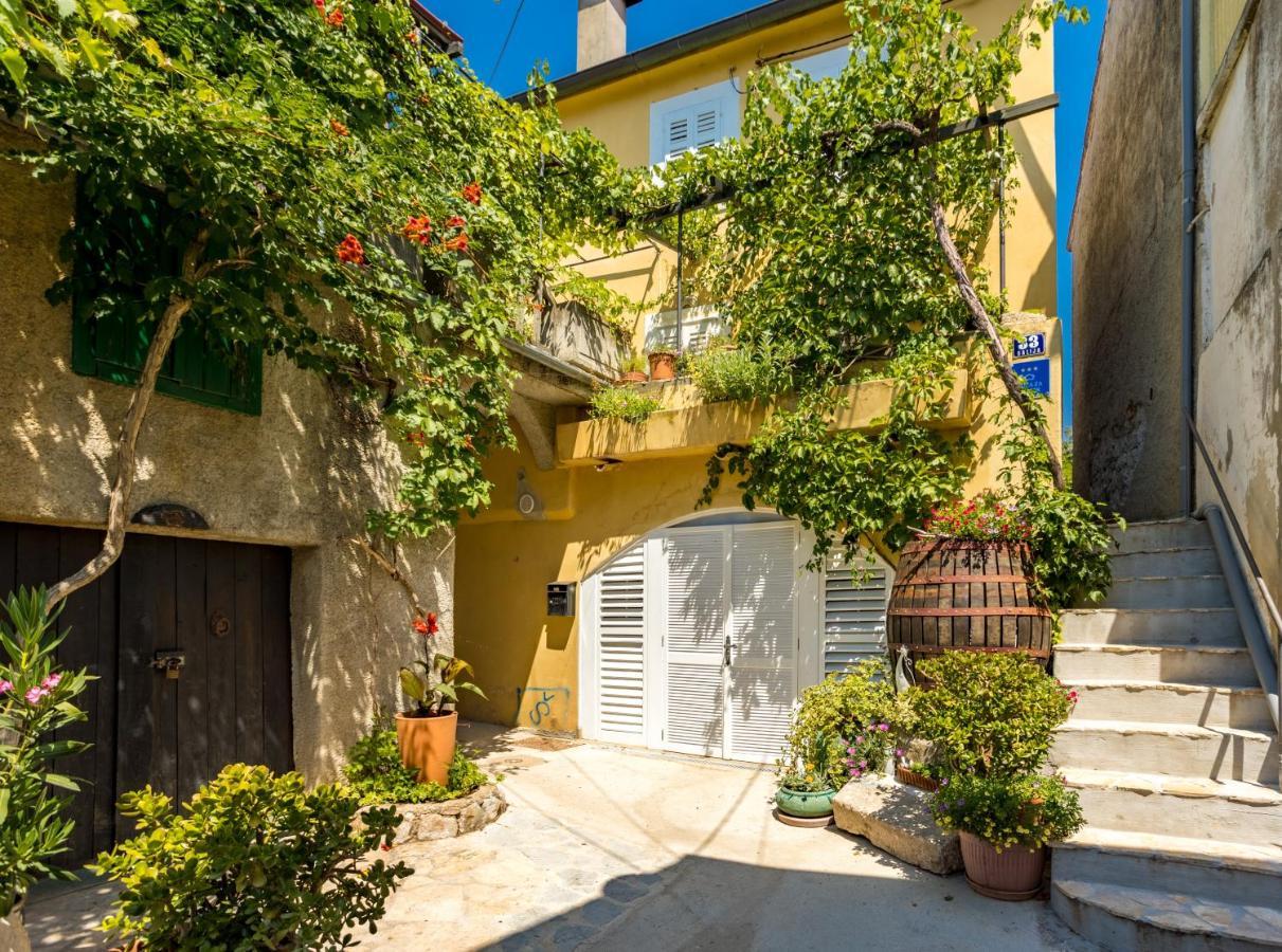 Charming Studio Apartment At House Rustica With Terrace And Nearby Parking Punat Ngoại thất bức ảnh